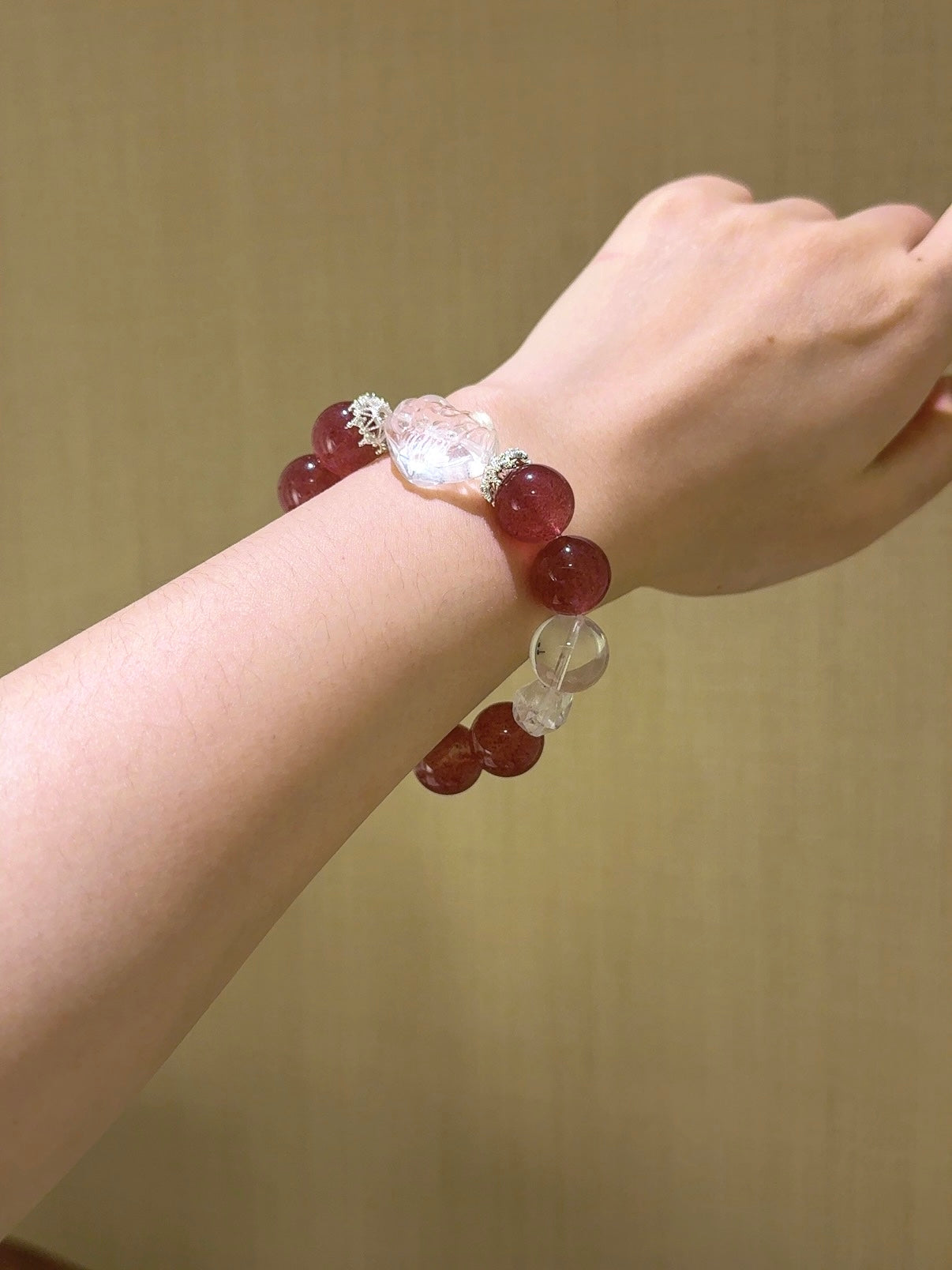 ▫️▪️ Strawberry crystal white ghost white crystal fox fox bracelet